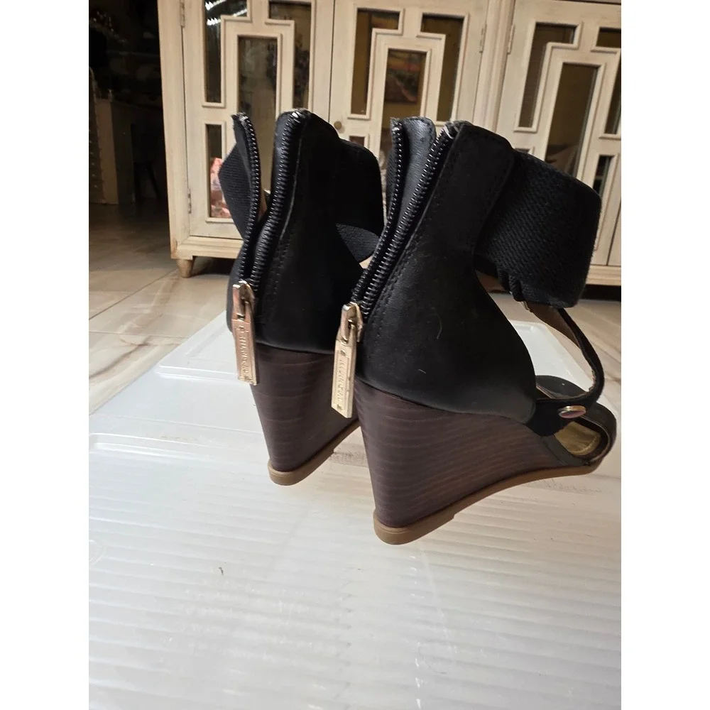 Tommy Hilfiger Black Leather Wedge Sandals Gold Footbed Elastic Straps Size 6.5M
